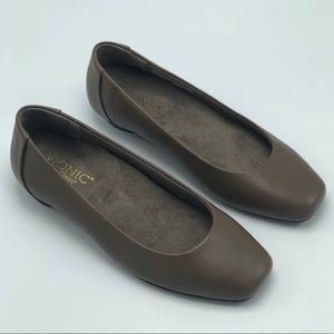 Vionic Sonoma leather flats. NWOT.